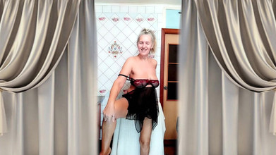 Lukerya: Suri rumah panas Lukerya di dapur dengan payudara bogel