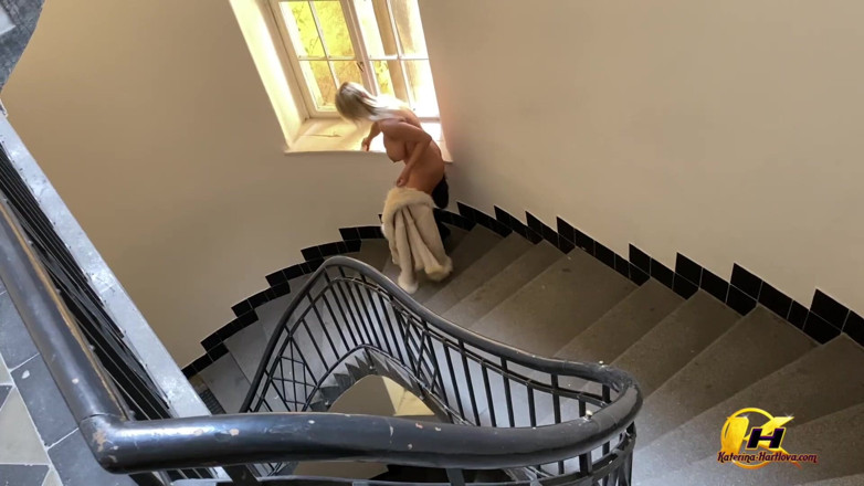 Katerina Hartlova: Bergabunglah denganku di tangga di gedung, hanya telanjang di highheels...