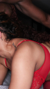Lightskin slet met grote reet wordt vernietigd door een enorme lul