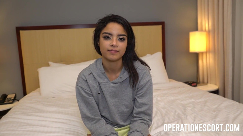 Operation Escort: Maya Bijouは、地元のホテルでセックスを求めて逮捕されます