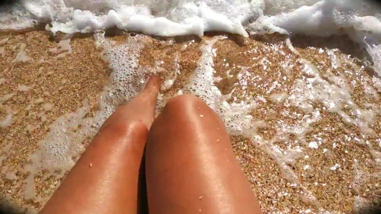 Lukerya: Une femme au foyer solitaire au soleil caresse ses jambes...