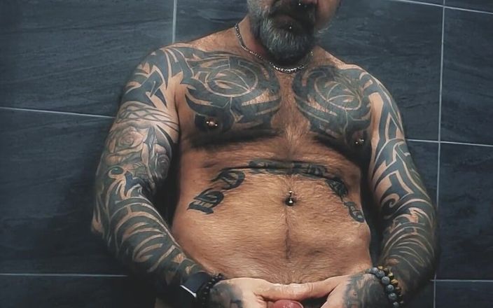 Marc Angelo: Розбиття горіха перед душем