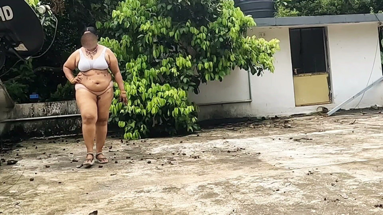 Anne Ipe: Gordinha de saias brancas e rosa para ficar completamente nua...