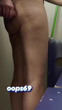 我的妻子在火车上给陌生人打手枪 - 在屁股上磨蹭鸡巴