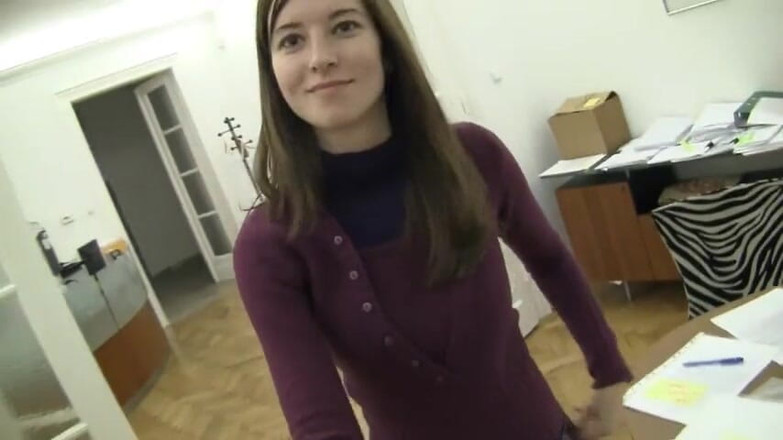 Big Dong Pleasures: Una bella ragazza masturba un grosso cazzo in video con...