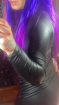 Emma Ink porte une robe sans culotte et montre sa grosse bite
