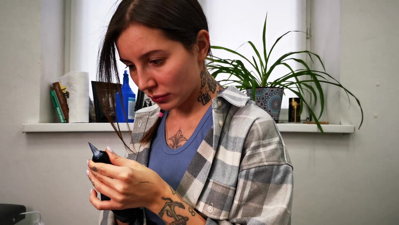 Ghomestory: Sex real cu un artist tatuat! Se fute cu clienții!
