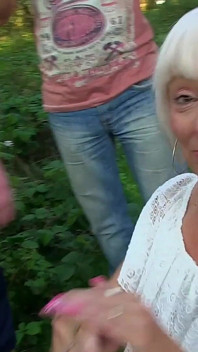 Ateşli sürtük ilgi odağı olmak istiyor, bu yüzden onu edepsiz domaltarak yaraklarla kuşatıyoruz