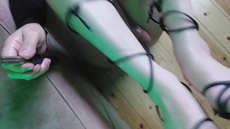 Kitty_Cross: Provocação na coxa, crossdresser desliza as mãos sobre corpo liso...