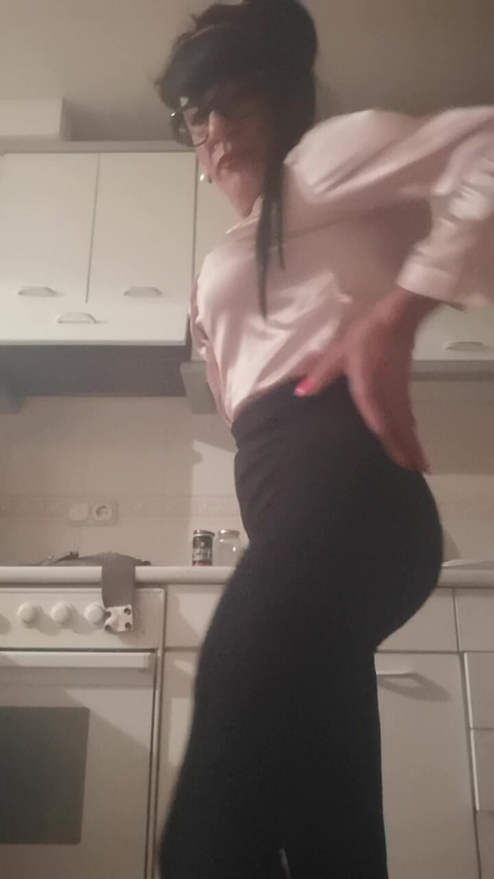 Yusti: Crodreisser opgewonden met satijnen blouse Solit