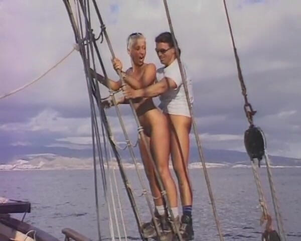 DEUTSCHLAN PORNO XXX: Des filles sexy sur le bateau se déshabillent et se...