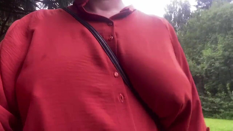 Mary Di: Walking around the city, showing my tits and exposing my...