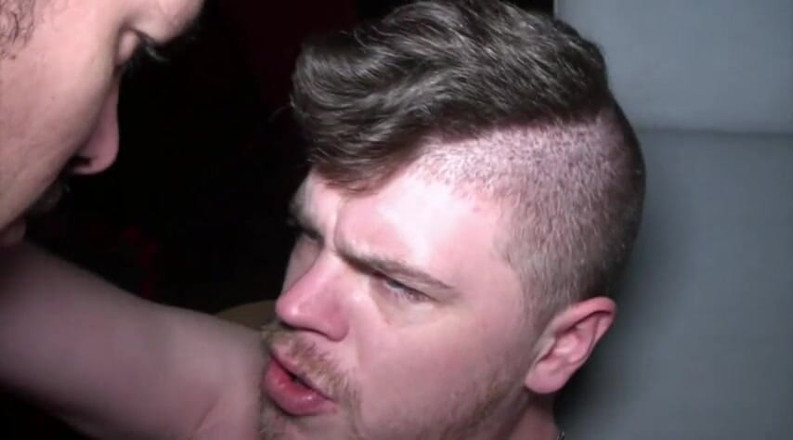 Gaybareback: Twink futută fără prezervativ și ejaculare înăuntru de top latino XXL Mauricxxio...