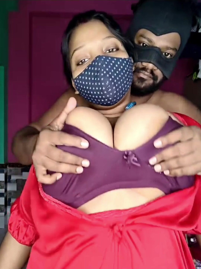 Queen7895: Espectáculo de tetas muy enormes en cámara