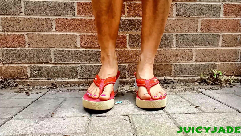 JasmineJade: Pequeños pies asiáticos en chanclas de tacón rojo