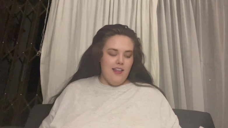 Aliceqii: Bbw masturbeert tot een trillend orgasme tijdens vakantie