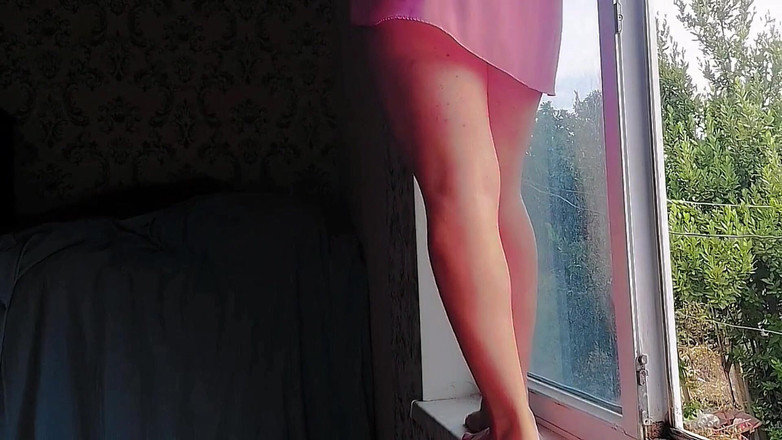 Kitty_Cross: Une belle femboy allongée sur un canapé avec les jambes...
