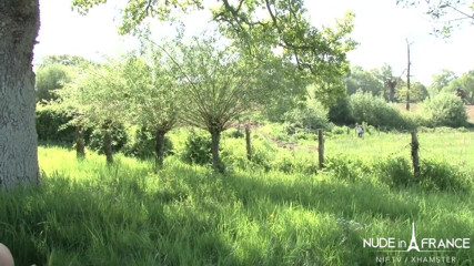 Nude in France: Deux lesbiennes Français se font surprendre en train de jouer...