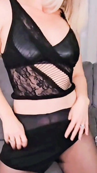 Sexy op de bank in lingerie