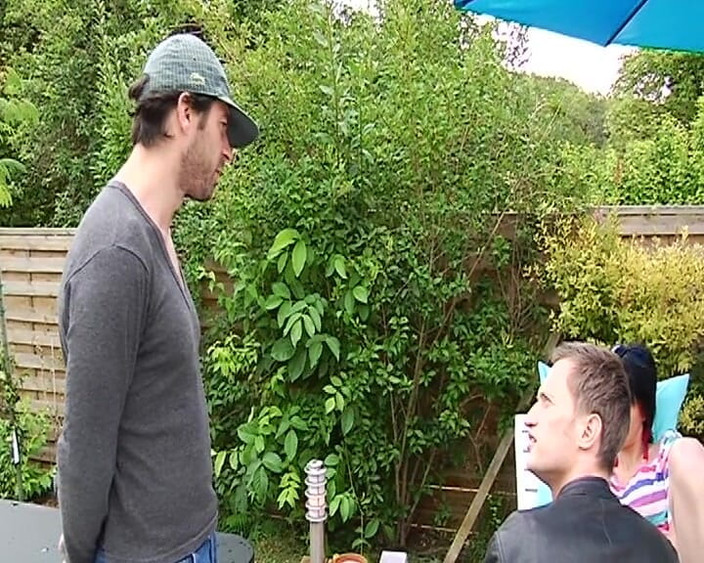 Monde Francais: Une poupée française à gros nichons se fait baiser par deux...