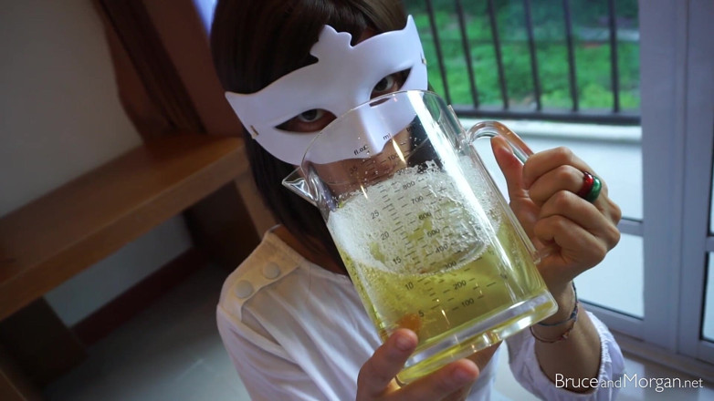Bruce-and-Morgan: Tôi uống 850ml nước tiểu!
