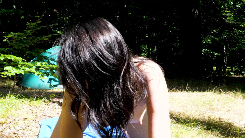 Peaches and Bananas: Ukaž mi tvoje prsa Charlie. České porno z nudistického tábora.