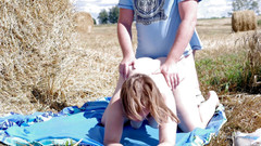MILF Oxana: Persiguiendo delante de un conductor de tractor