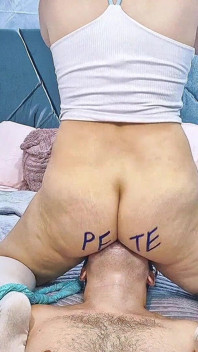 顔に擦り切れたパンティ