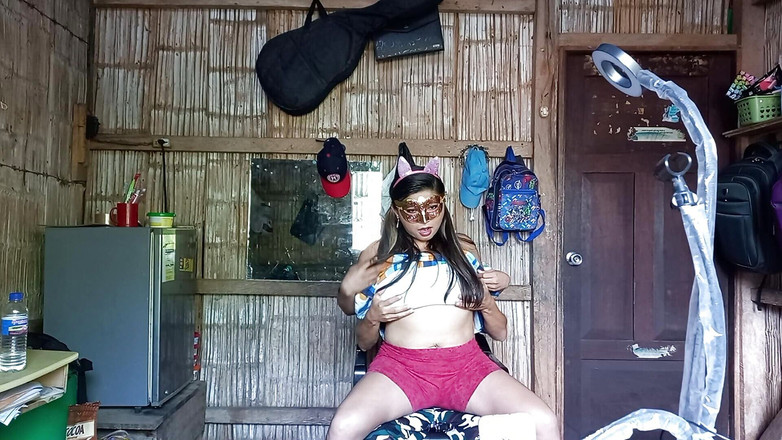 Martin13: 不羞耻！我邀请我的邻居在我继母的乡间别墅里拍摄自拍色情片，我爬上了他的大鸡巴