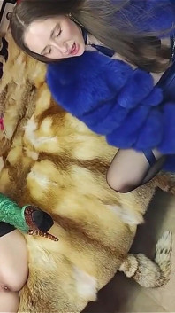 Lesbica pelliccia Fetish scopa con strapon, tonnellate di pelliccia, Enormi schizzi in pelliccia