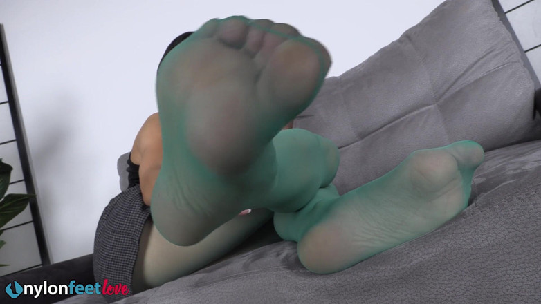 Best Nylon Feet Videos: Zlobivá holka Lara předvádí své krásné nohy v sexy zelených...