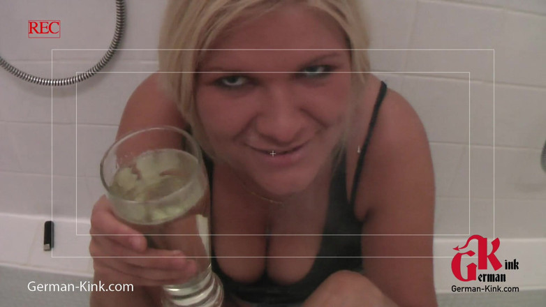 German Kink: Відео від першої особи, дія сечі у ванній кімнаті