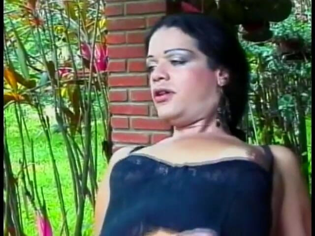 Shemales Tales: Ravenhead - brasileira t-girl Carol em roupa preta com suculenta bunda...