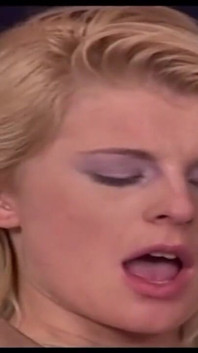 Sexy poesje met grote borsten likken anaal gepenetreerd