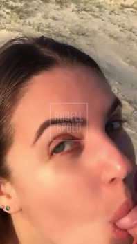 Heiße latina zeigt ihre titten und hat intensiven sex am strand mit ihrem freund - echter amateur