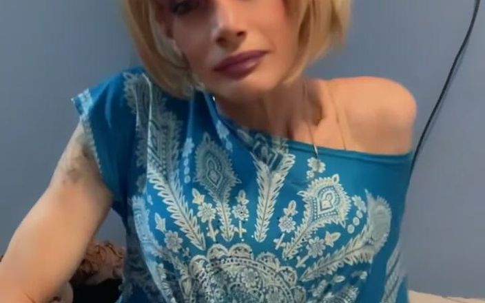 Lisa Luvly: हॉट छोटे बालों वाली सुनहरे बालों वाली