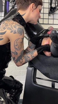 Jinekbul sandalyesinde lastik gimp'i anal sikiyor