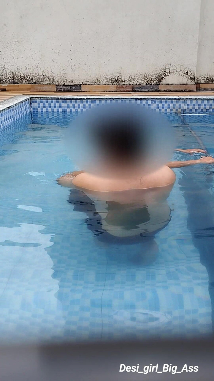 Nadiya: Riskantní Zábava Sexy Páru V Bazénu.