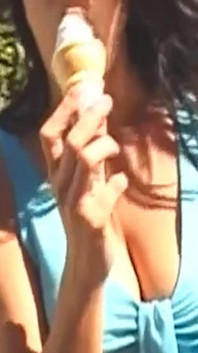 Cewek hot rambut cokelat ini muncrat di pinggir kolam renang sampai lubangnya menganga lebar