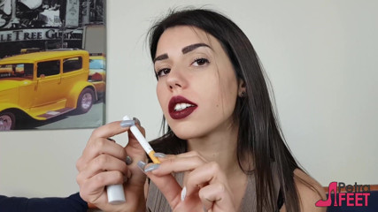 Smokin Fetish: Muhteşem İtalyan kızdan yüz fetişi ve puro içiyor