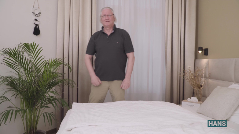 Hans The Horny Grandpa: Cewek super seksi dengan toket besar dientot sama pria tua...