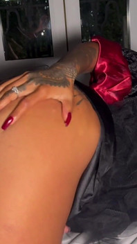 Meu marido come minha bunda para o Halloween e goza tudo sobre mim