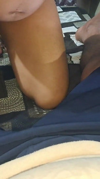 Sexy indická těhotná manželka kouří velký péro, dokud se nevystříká do pusy