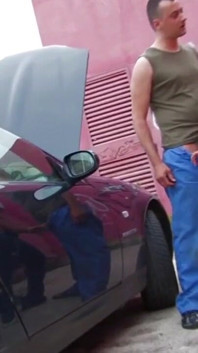 Cewek yang ditindik dientot anal di dalam mobil