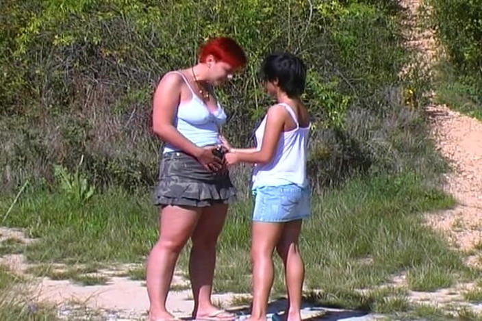 Porno kino: These Two German Babes Are Here to Pee and Cum...