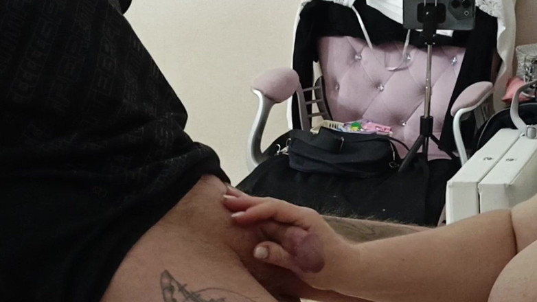 Zona901: Macecha dělá ruční práci s olejem