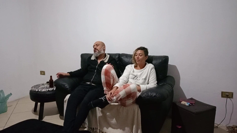 Gabi SweetCouplesStories: Üvey baba eve geliyor ve üvey kızını kanepede buluyor ve seks...
