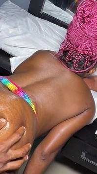 Šukání těla Sexy Vee Stříká po celém velkém čůrákovi při křiku