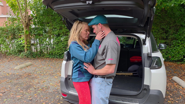 Melody Pleasure: MILF Mackenzie Page Hilang Dan Dapatkan Bantuan Daripada Lucas Helminnaar