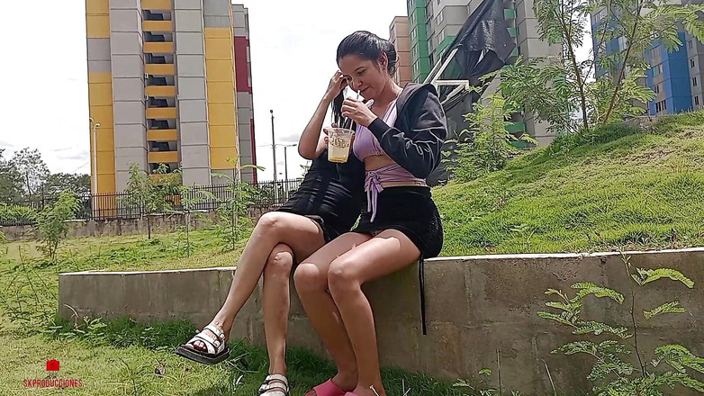 Michell: Pár nevlastních sester se ocitá nadrženými ve venkovním parku a...